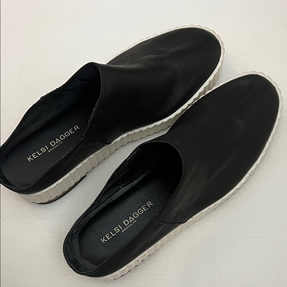 Kelsi Dagger Black Slip-On  Leather Slides with White Ridged Sole size 6